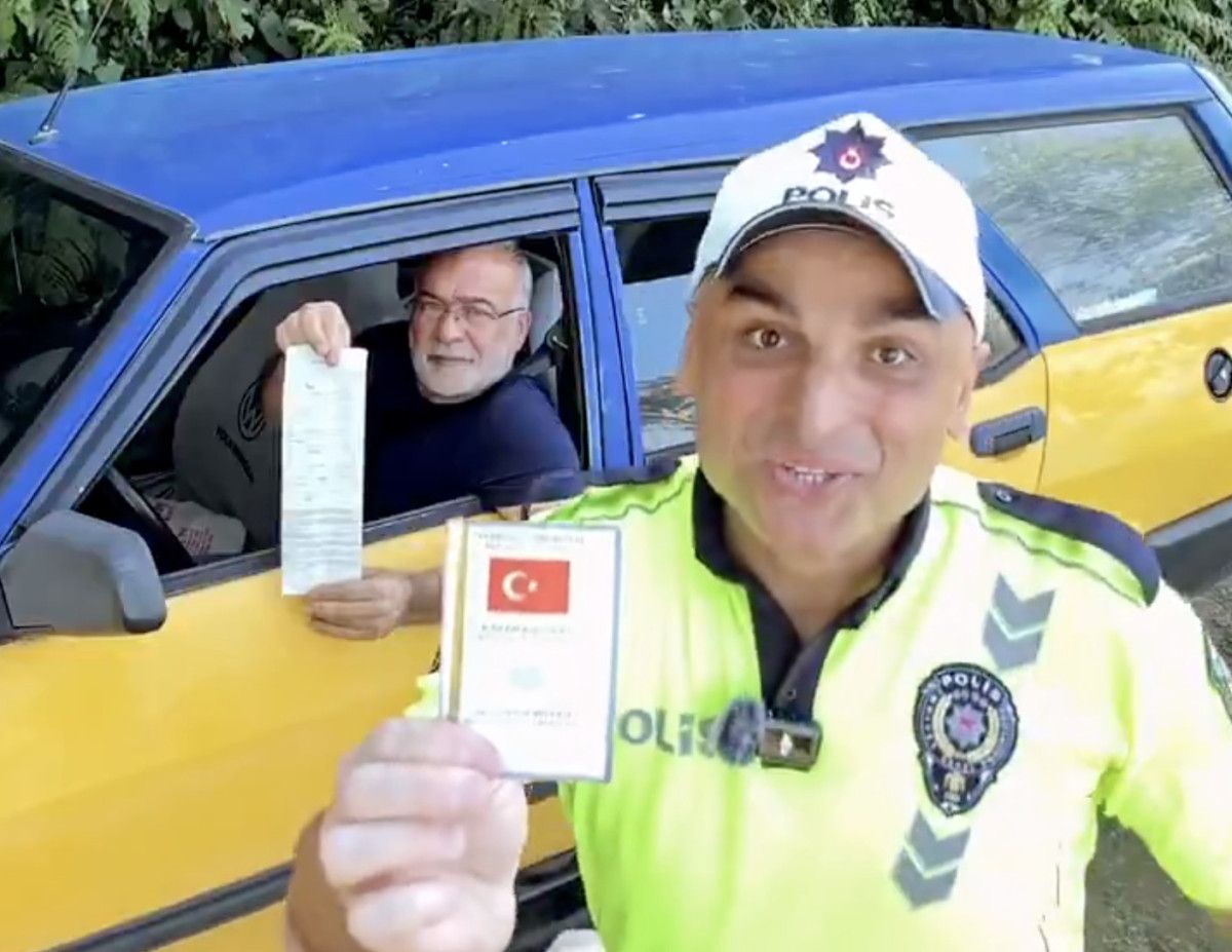 Mizahi videolarıyla tanınan trafik polisi Serkan Durmuş görevden uzaklaştırıldı