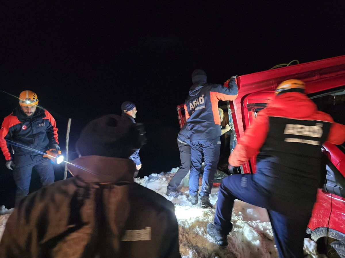 Rize’de yaylada 6 aracın üzerine çığ düştü