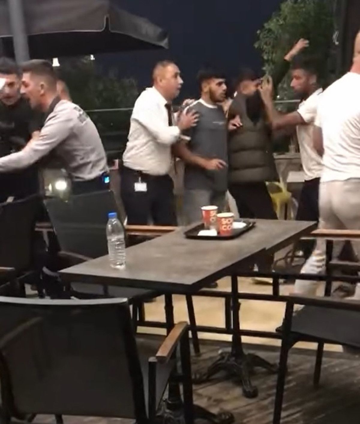 Adana’da AVM’de iki grup birbirine girdi