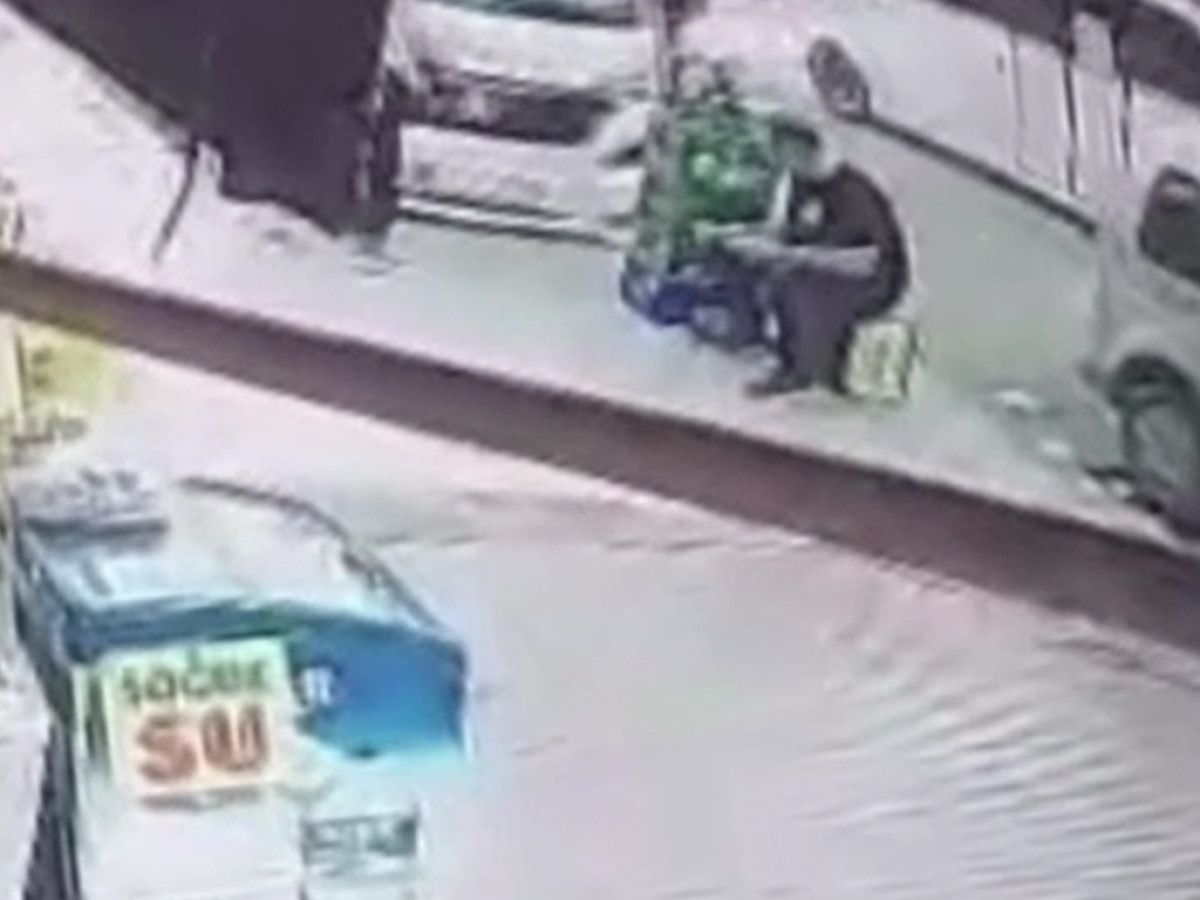 Adana’da kaldırıma çıkan minibüs yayalara çarptı