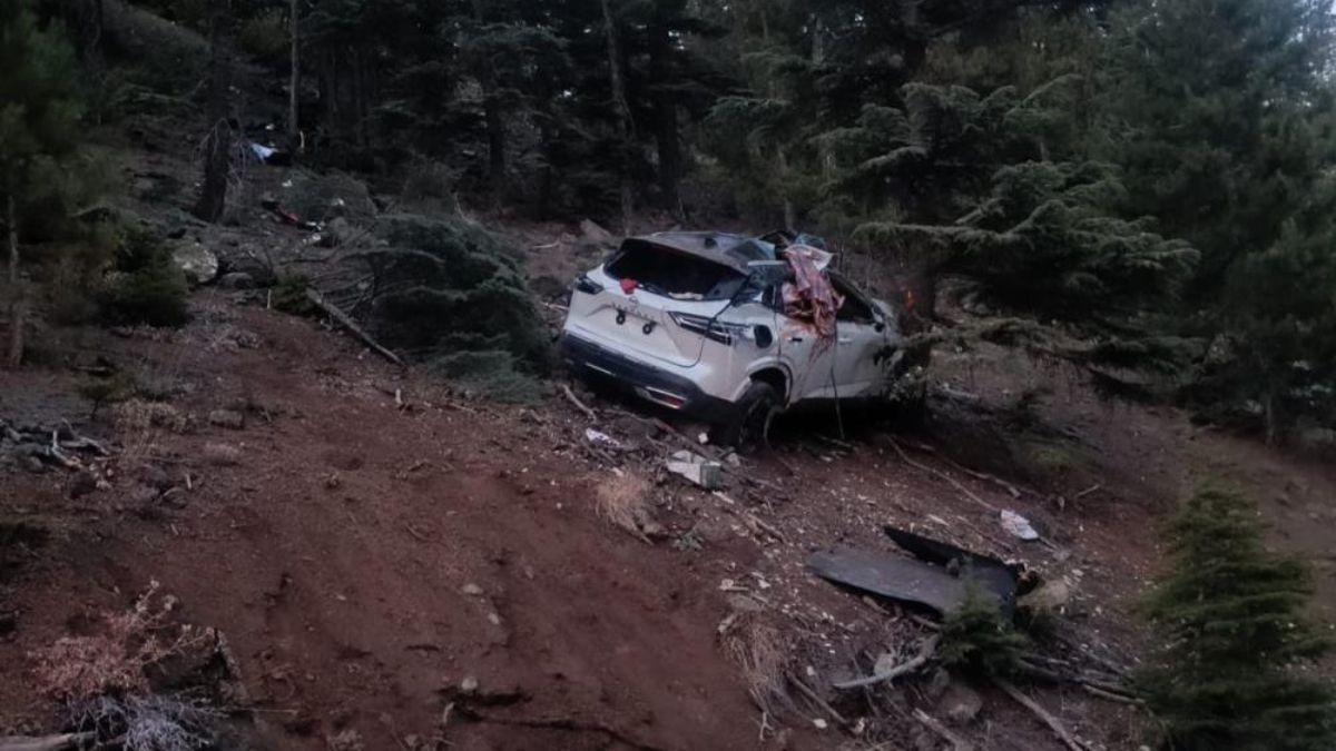 Adana’da uçuruma yuvarlanan cipteki çift can verdi