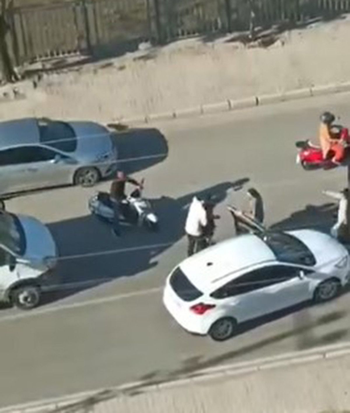 Adana’da yol verme kavgasında birbirlerine saldırdılar