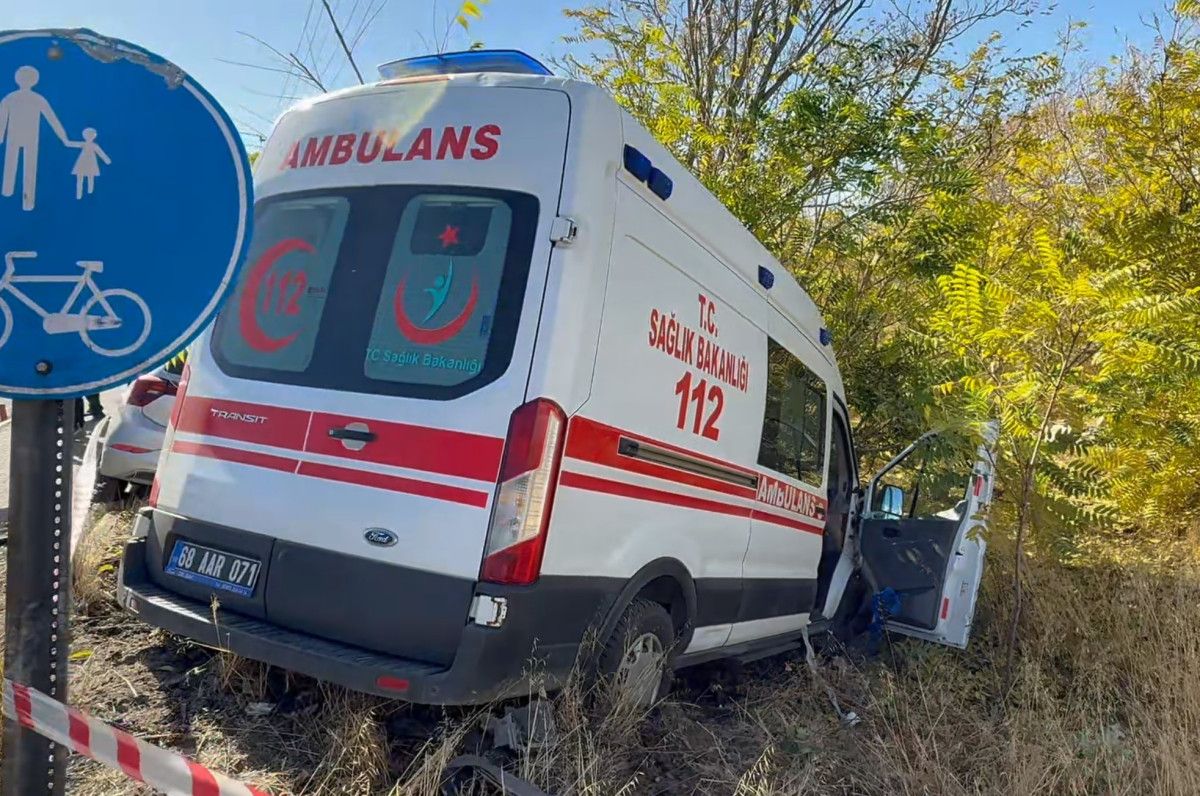 Aksaray’da hastaneye giden doktorun aracı ile hasta taşıyan ambulans çarpıştı