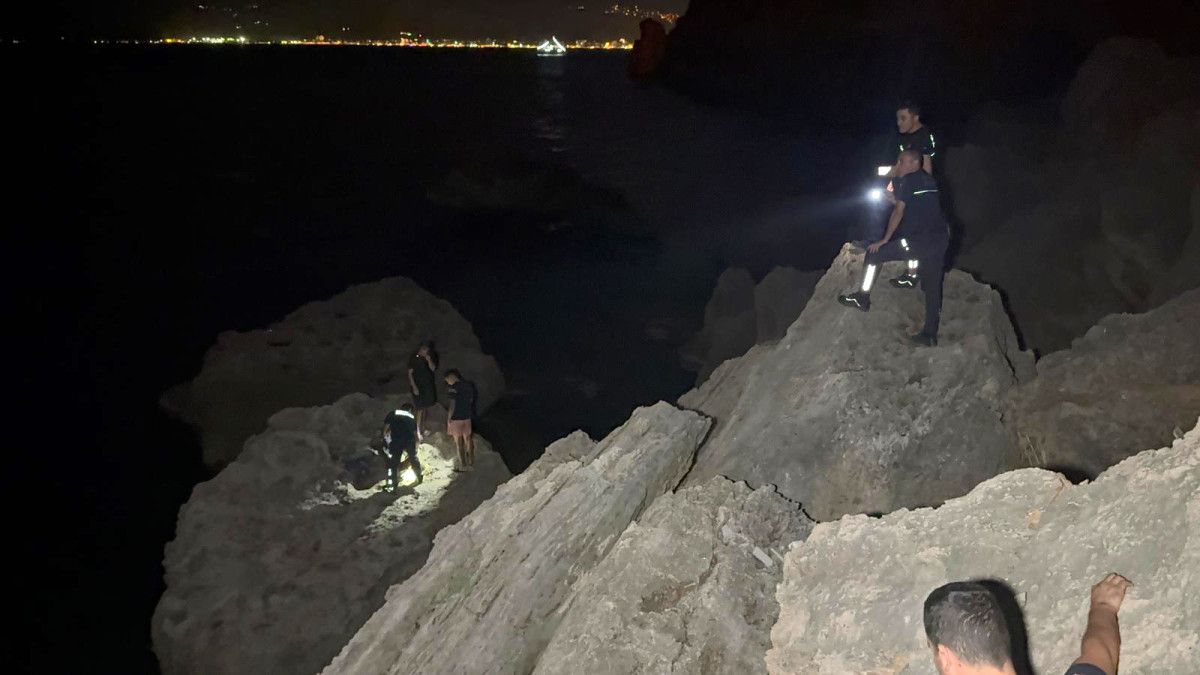 Antalya’da balık tutmak için çıktıkları kayalıkta mahsur kaldılar