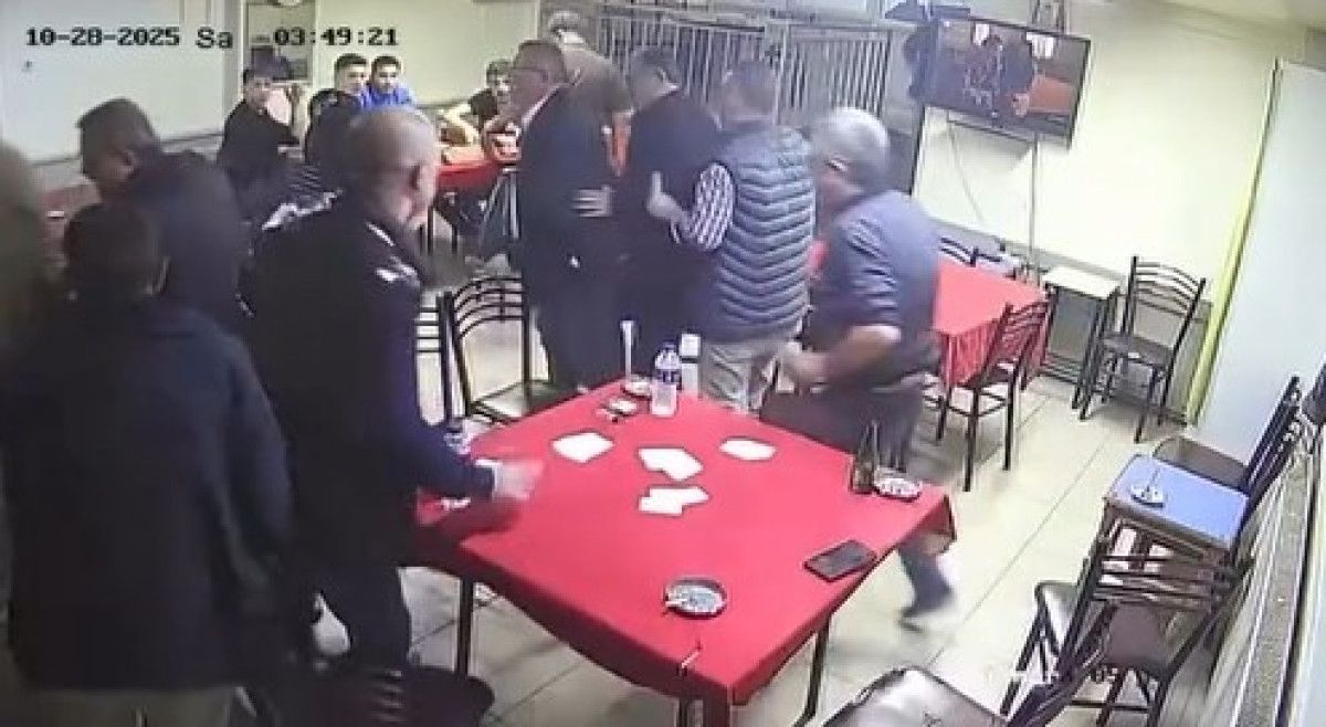 Bursa’da depreme kıraathanede yakalananlar, panikle dışarı çıktı: O anlar kamerada