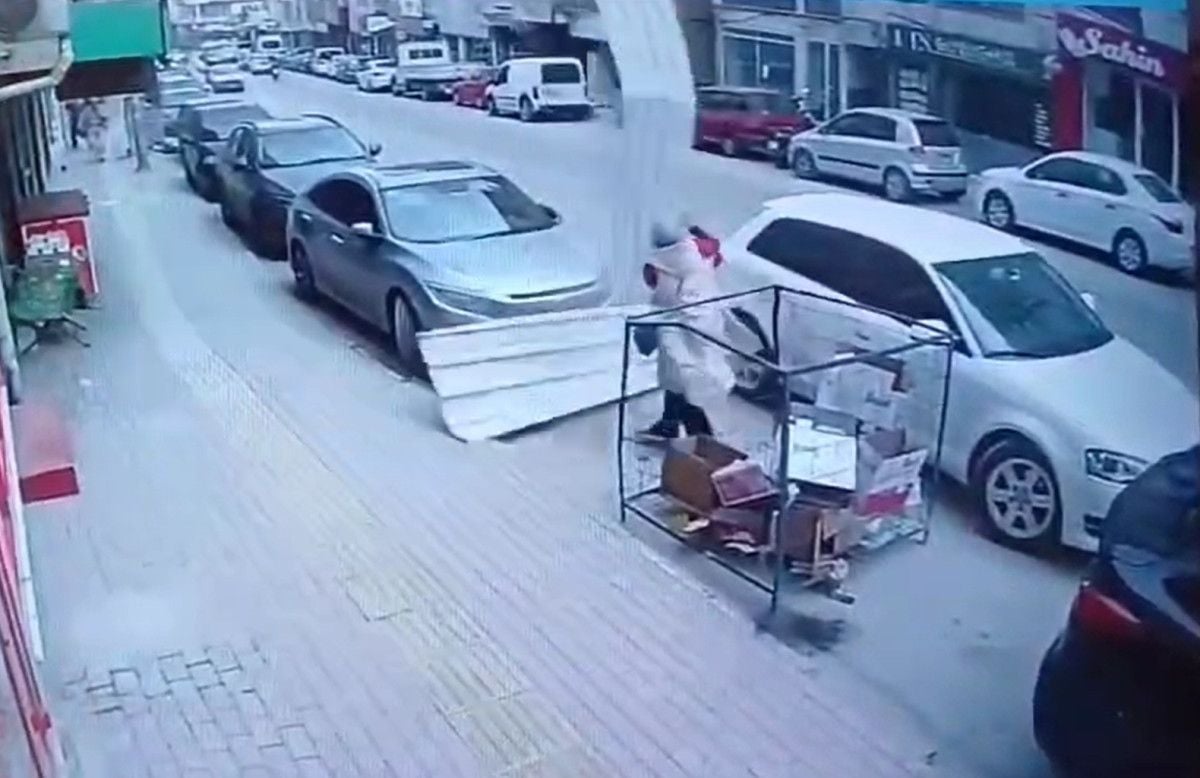 Bursa’da lodosun çatıdan kopardığı sac levhanın altında kalmaktan son anda kurtuldu