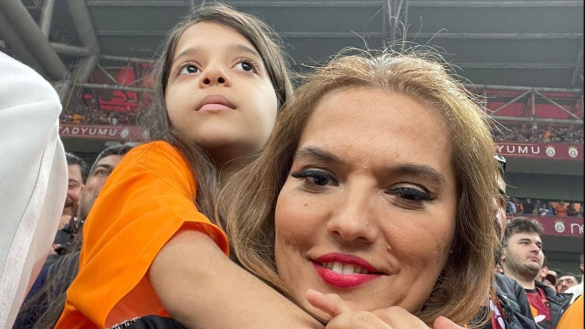 Demet Akalın’ın kızı annesinin sahnesinde! Arkadaşlarıyla dans etti