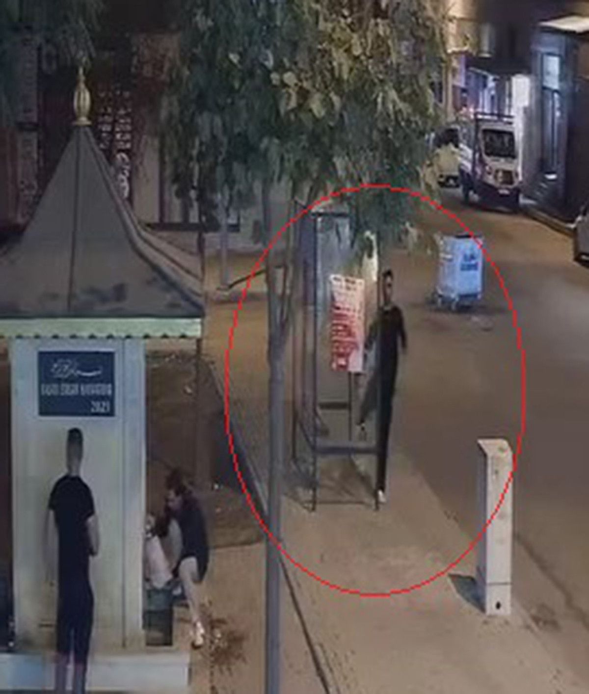 Elazığ’da magandanın otobüs durağının camını tekmeyle kırması kamerada