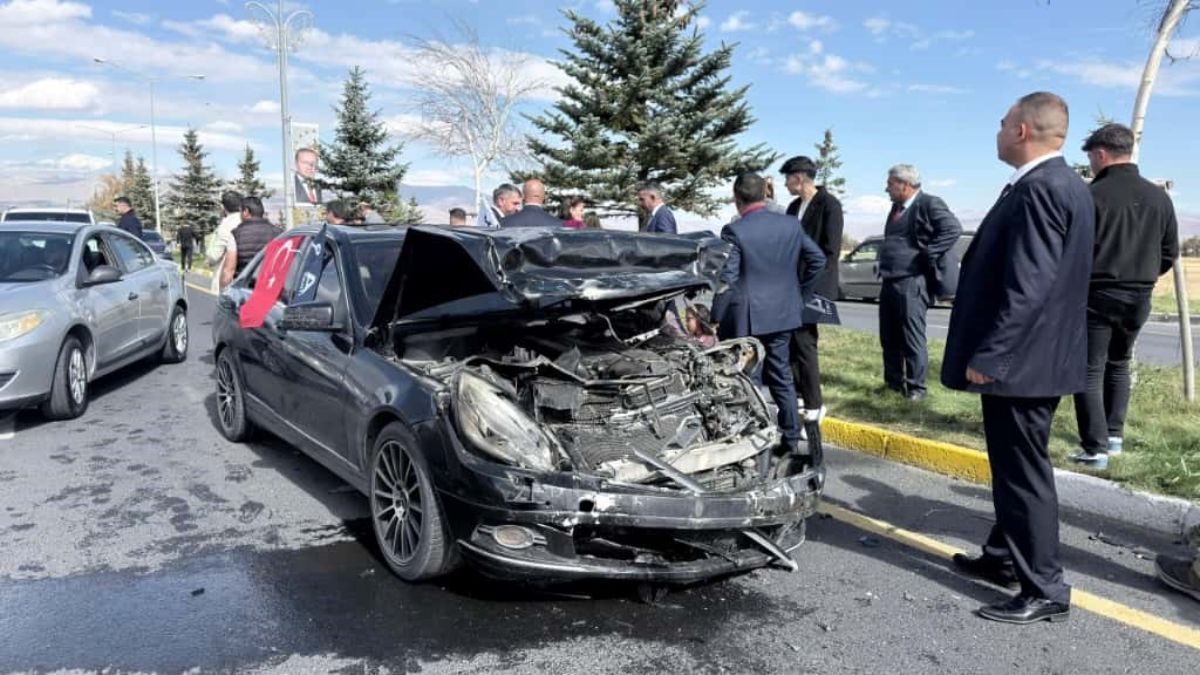 Erzurum’da Anahtar Parti konvoyunda trafik kazası