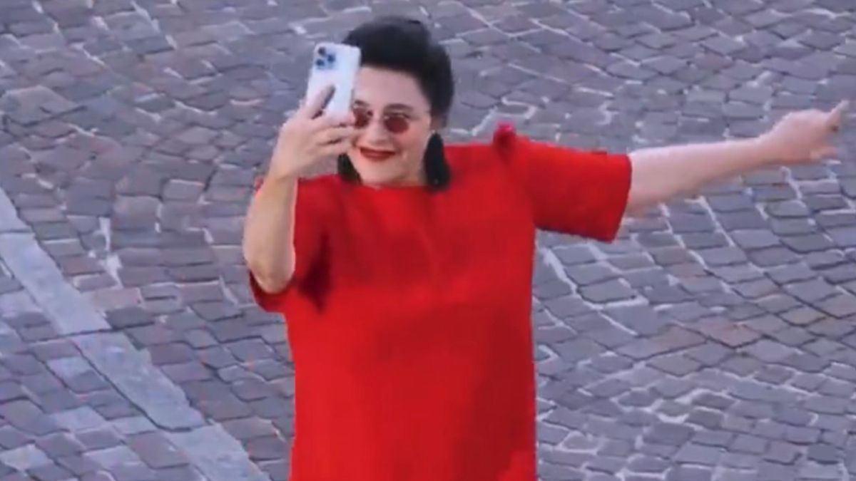 Esra Dermancıoğlu, Türkiye’den ayrılarak Fransa’ya yerleştiğini duyurdu