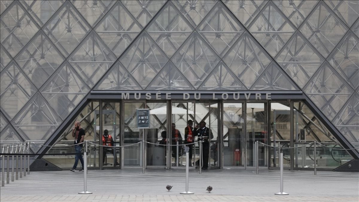 Fransa’da Louvre Müzesi’ndeki bazı mücevherler merkez bankasına taşındı