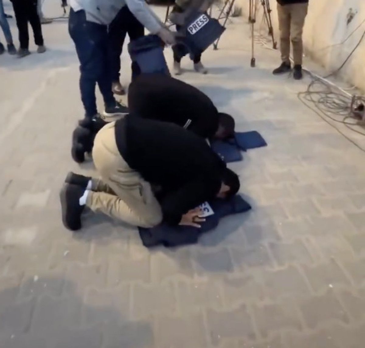 Gazze’de gazeteciler ateşkes sonrası şükür secdesi yaptı