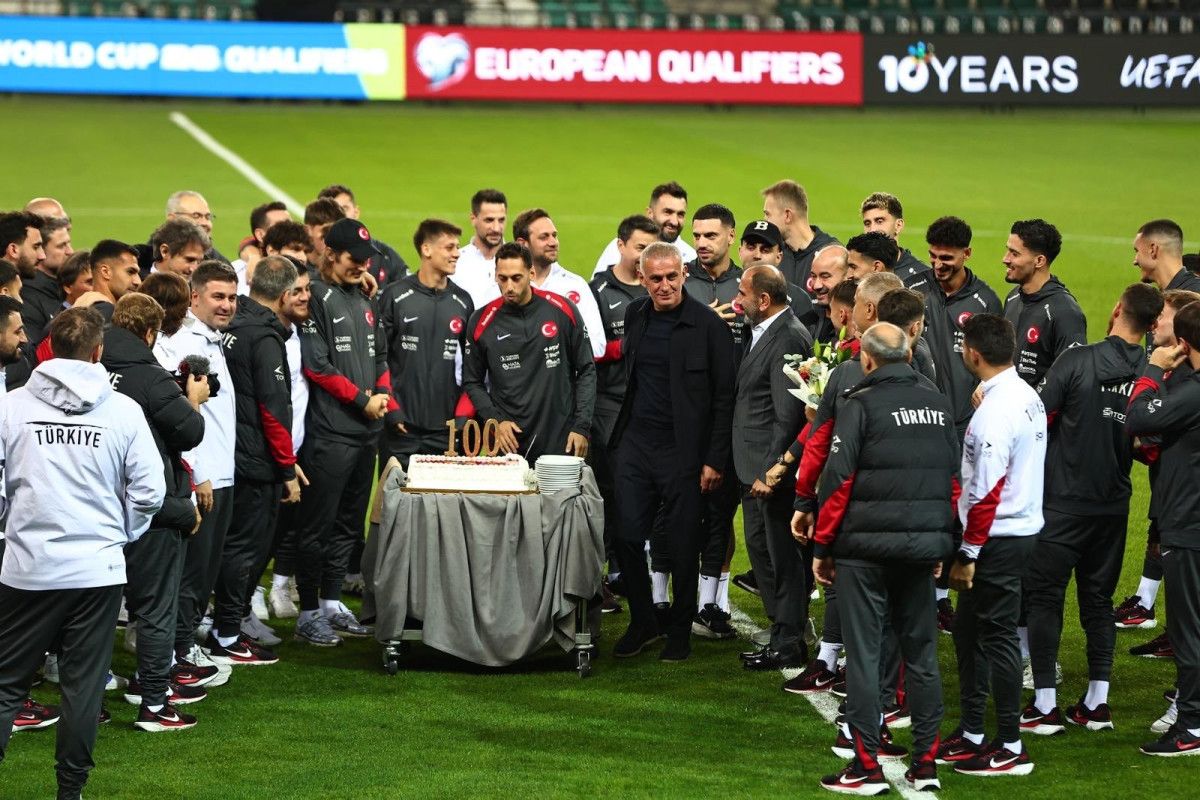 Hakan Çalhanoğlu için 100. maç pastası kesildi