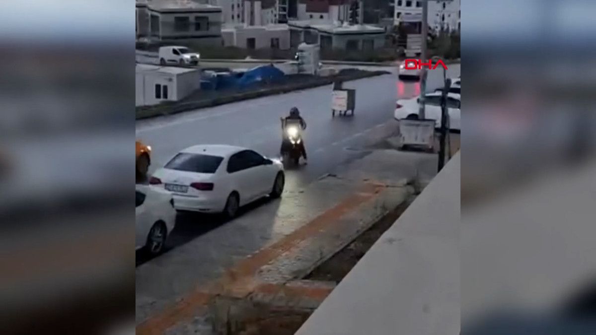 Hatay’da şiddetli rüzgarın sürüklediği konteyner park halindeki araçlara çarptı