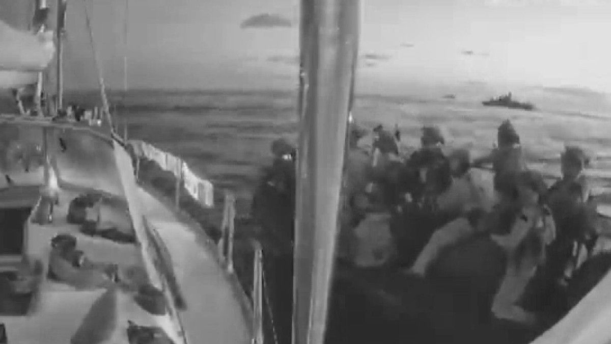 İsrail askerlerinin Sumud Filosu’ndaki tekneye baskın anı görüntülendi