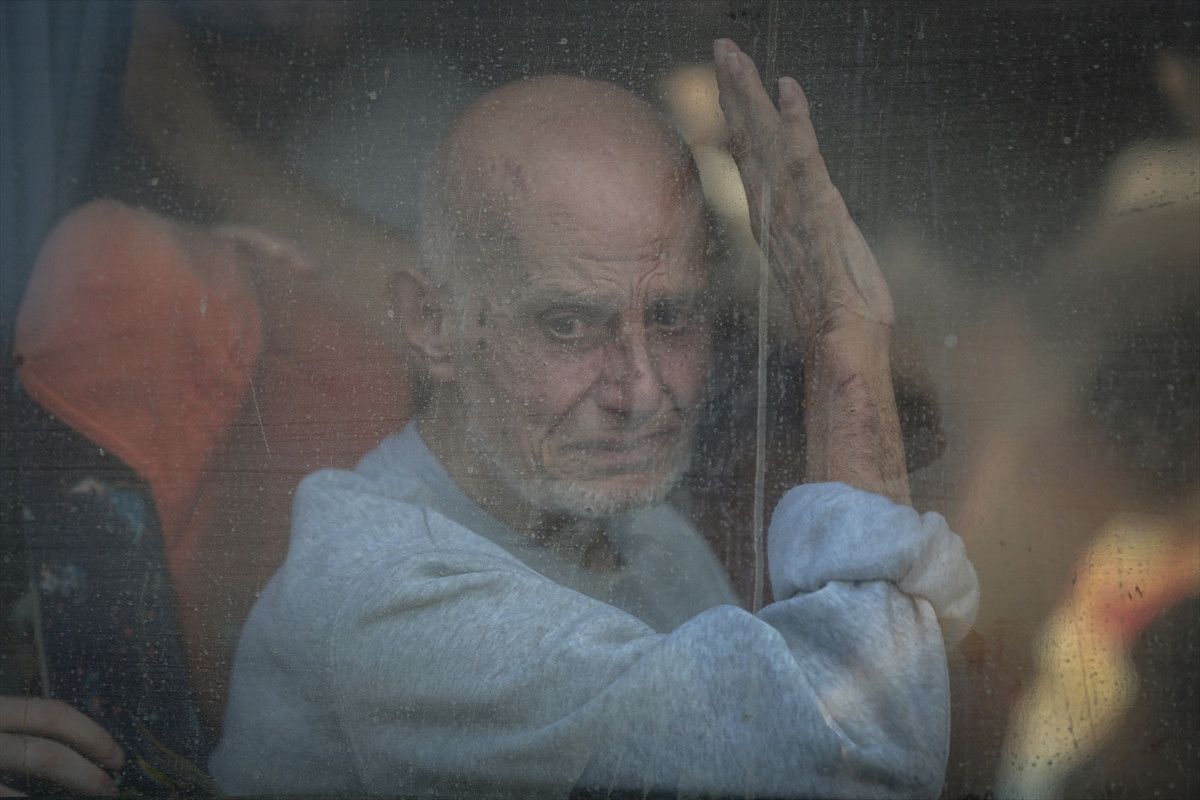 İsrail, Filistinli esirleri serbest bıraktı: Coşkuyla karşılandılar