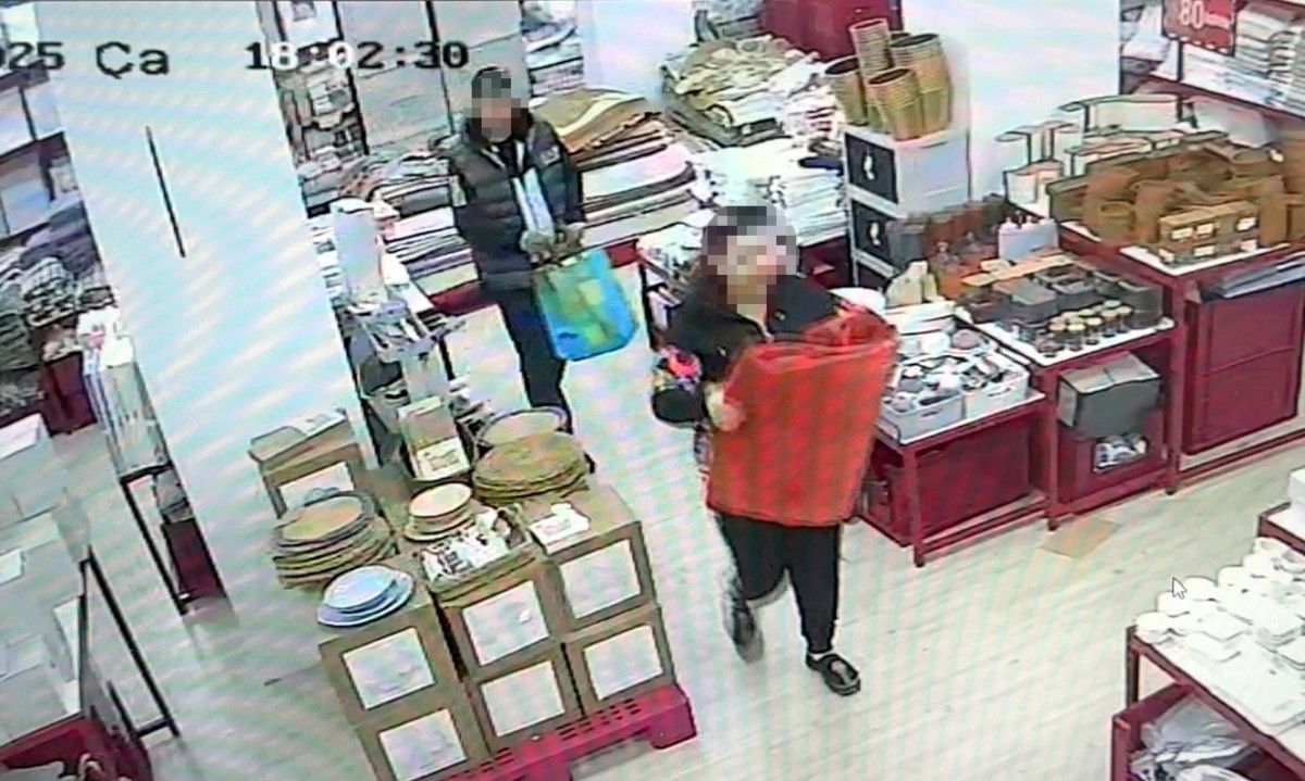 İstanbul’da bir mağazadaki telefon hırsızlığı kamerada