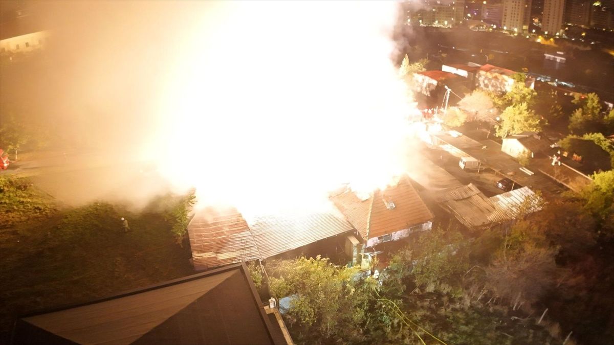 İstanbul’da iş yerinde başlayan yangın elektrik tellerine sıçradı