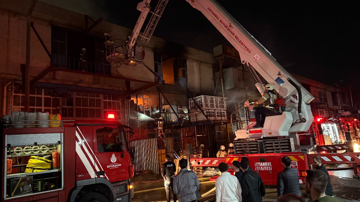 İstanbul’da malzeme deposunda yangın çıktı