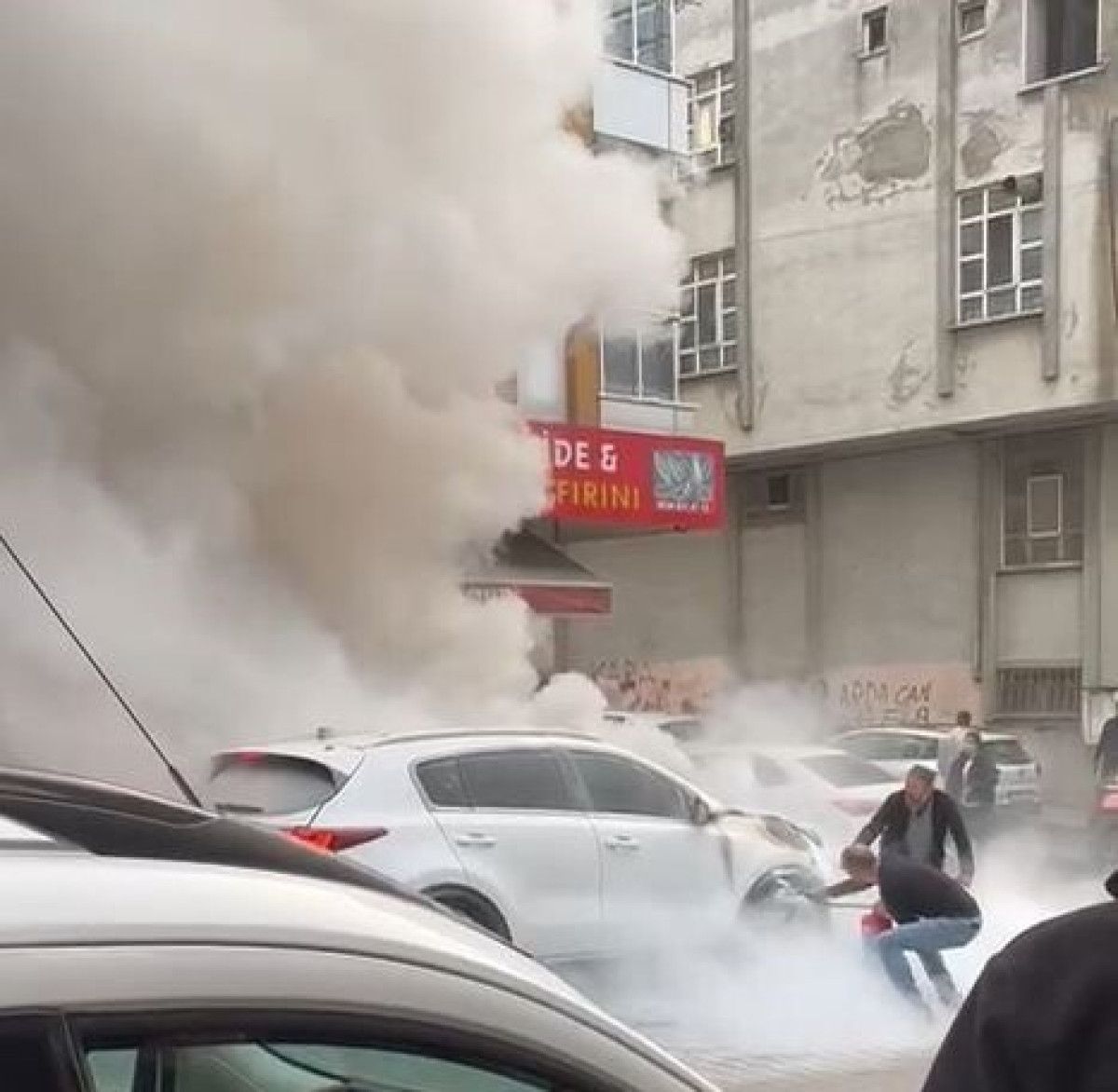 İstanbul’da park halindeki bir araçta yangın çıktı
