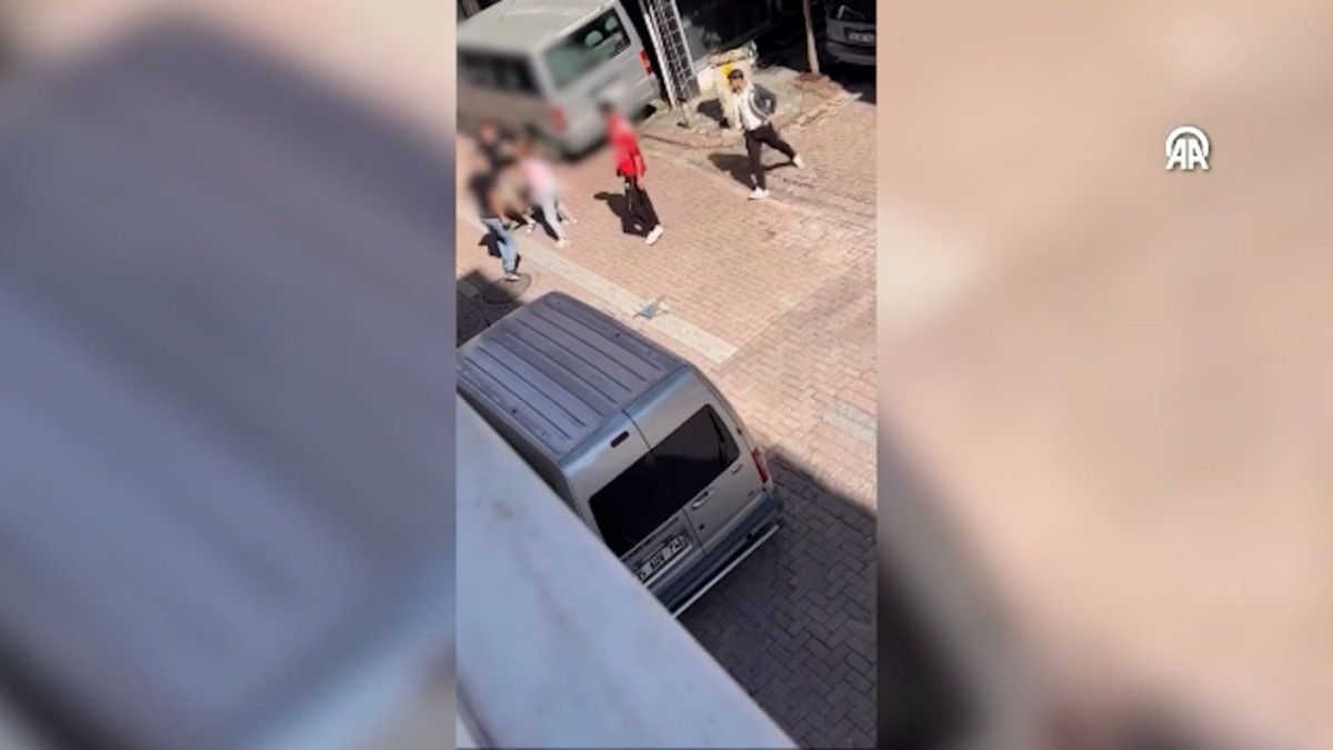 İstanbul’da sokak ortasında bıçaklı kavga kameraya yansıdı
