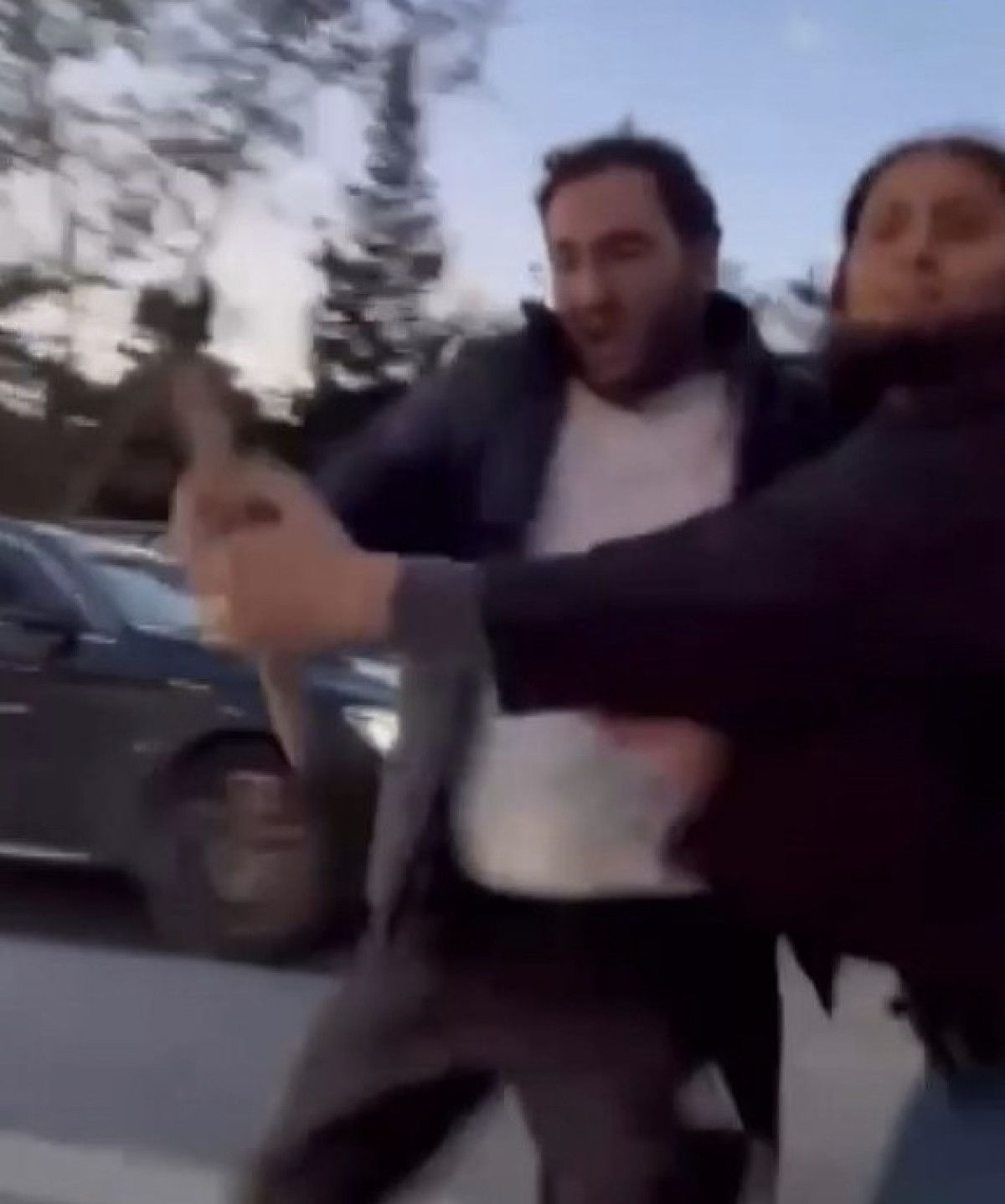 İstanbul’da trafikte dehşet anları: Tartıştığı sürücüye çekiçle saldırdı