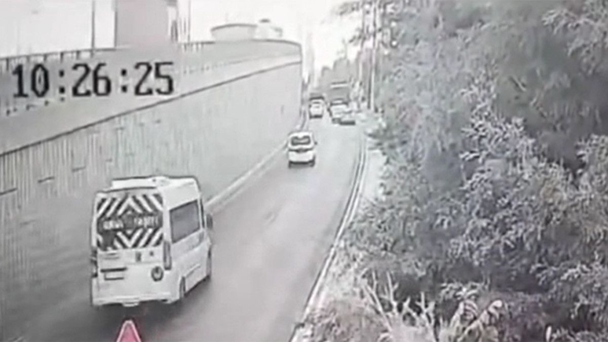 İzmir’de tırın viyadükte asılı kaldığı anlar kameraya yansıdı