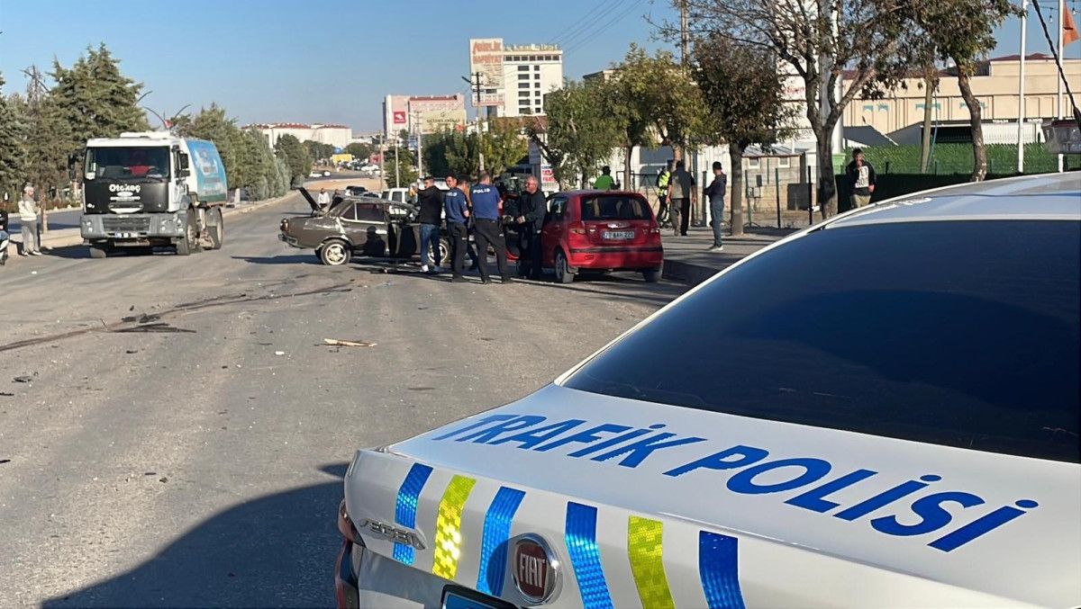 Karaman’da feci kaza: Ağacı kırıp taklalar atan otomobil hurdaya döndü