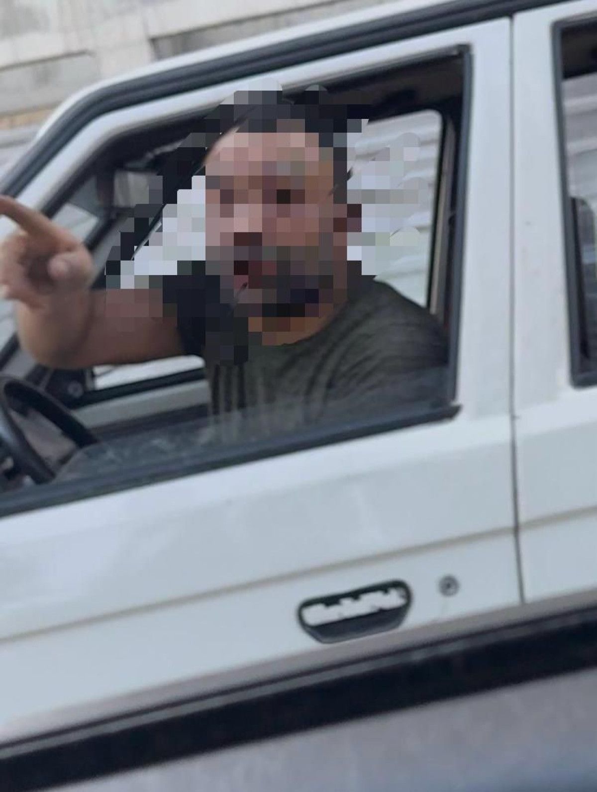 Kayseri’de trafikte tartıştığı kadınların otomobilini yumrukladı