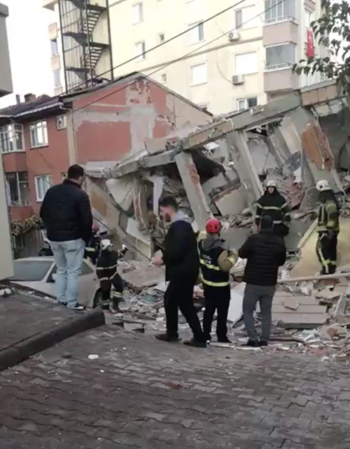 Kocaeli’de 6 katlı bina çöktü