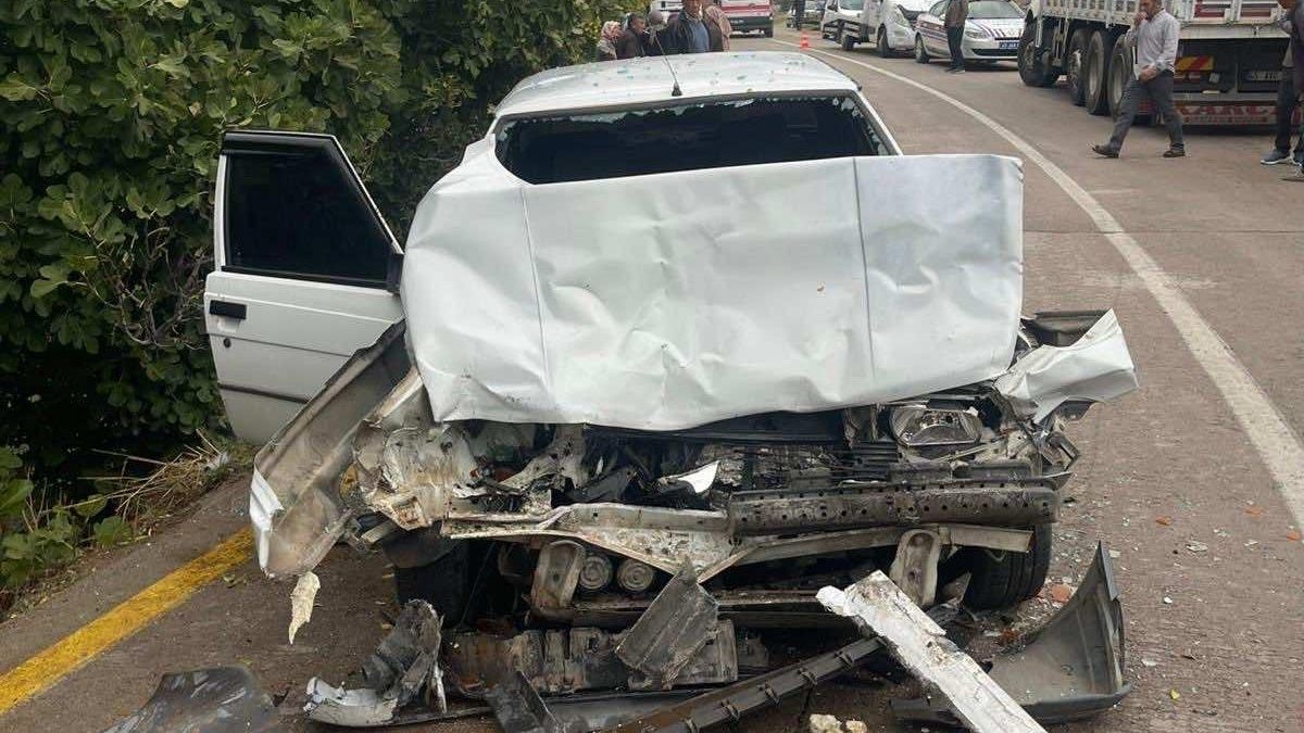 Manisa’da iki aracın kafa kafaya çarpıştığı kazada 4 kişi yaralandı