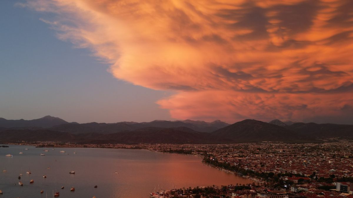 Muğla’nın Fethiye ilçesinde sağanak sonrası “Mammatus Bulutları” görüldü