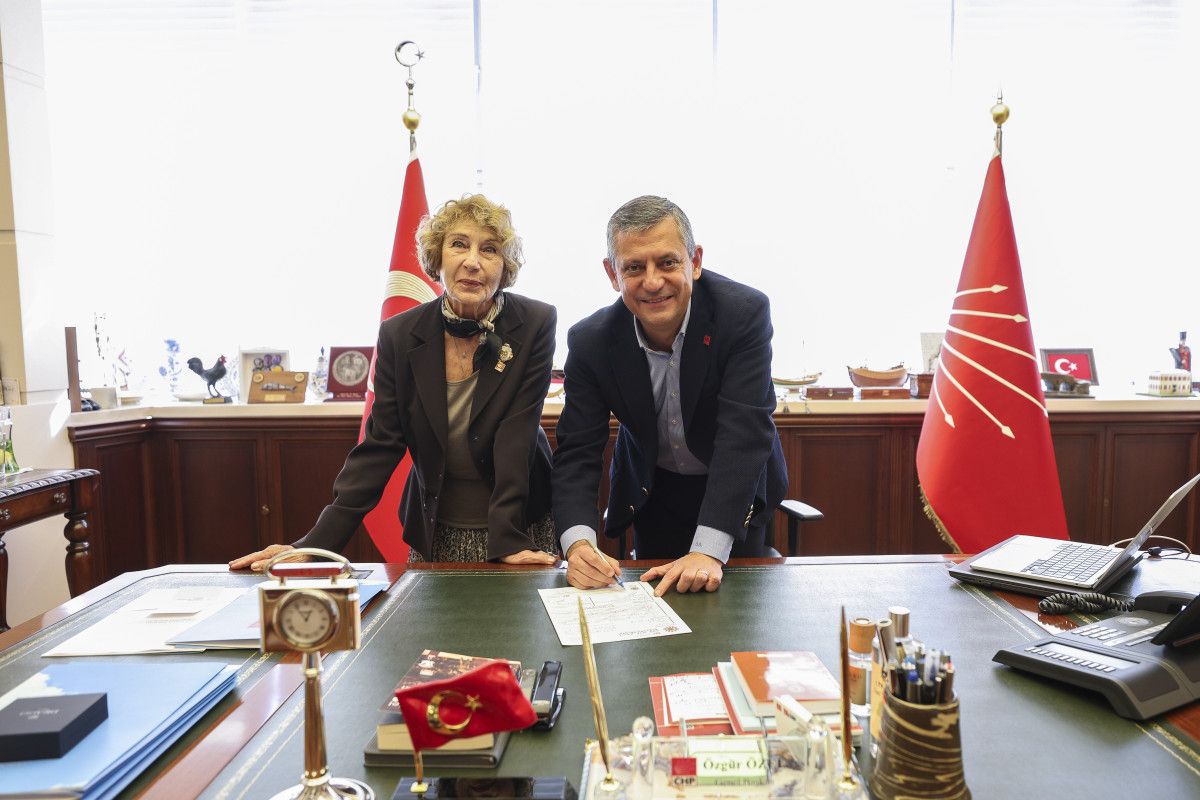 Özgür Özel, CHP’ye üye olan Ayşe Kulin’e rozet taktı