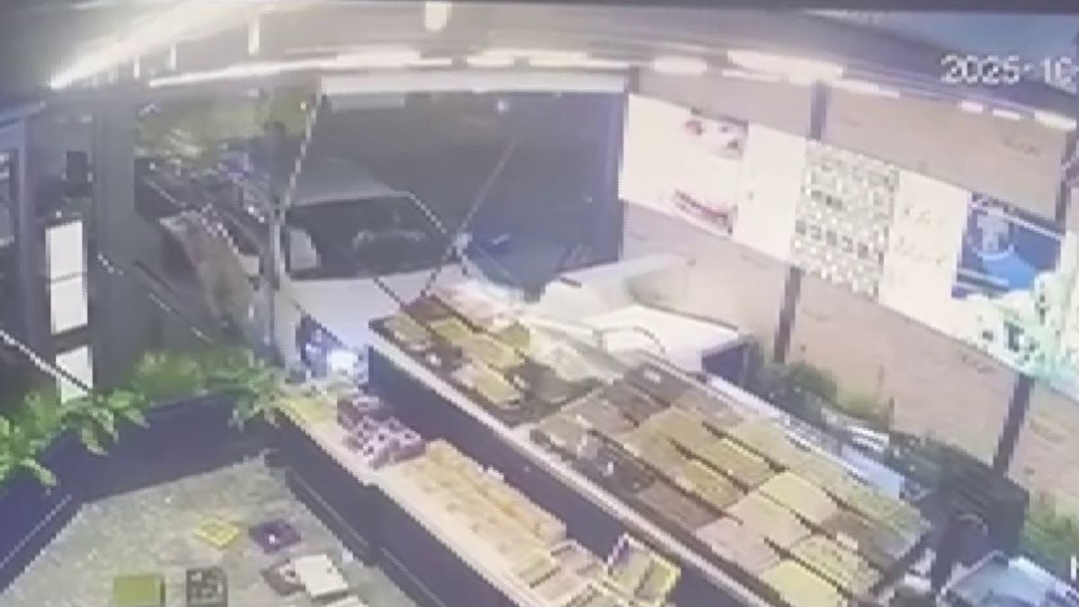 Pendik’te fenalaşan sürücü, aracıyla dükkana girdi