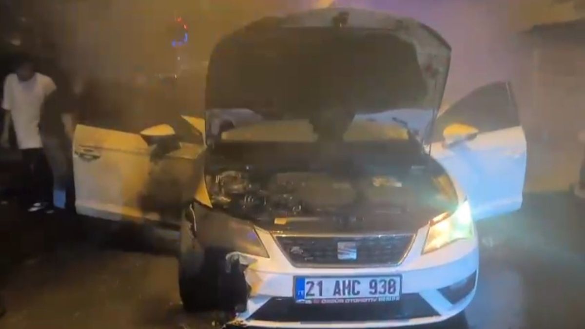 Siirt’te seyir halindeki araç alev aldı