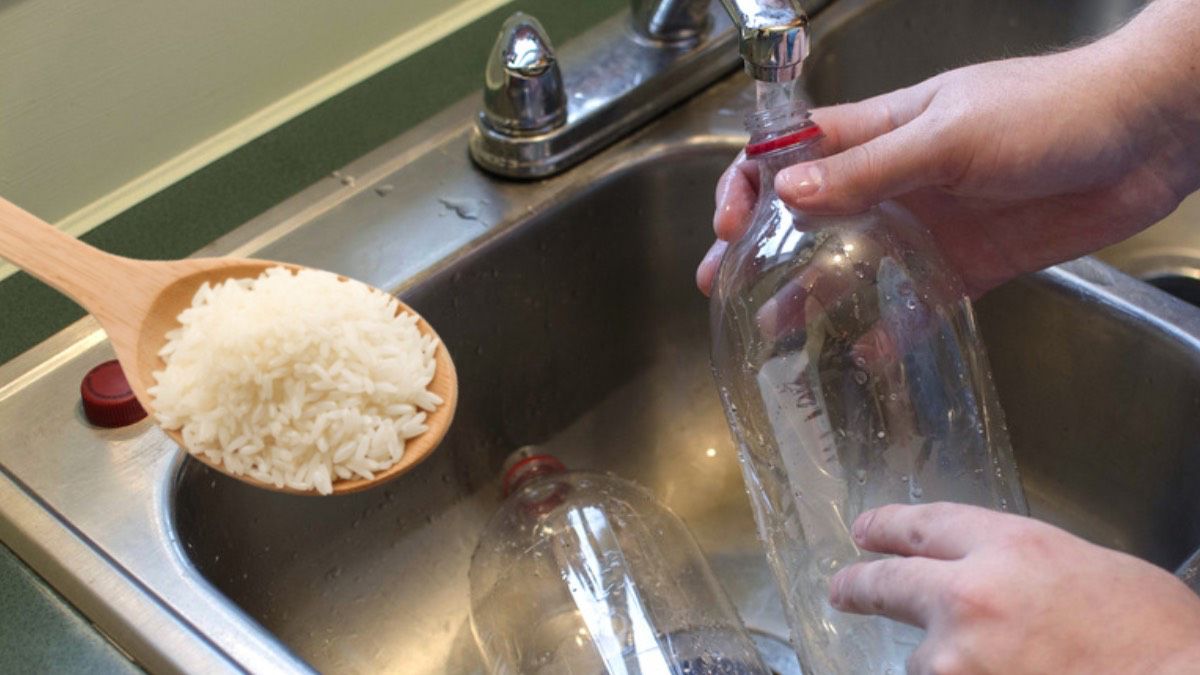 Şişelerin ulaşılamayan yerlerini tertemiz yapan yöntem: Bir kaşık pirinç yetiyor