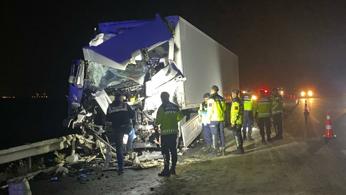 Adana’da tır, park halindeki otobüse çarptı: 14 yaralı
