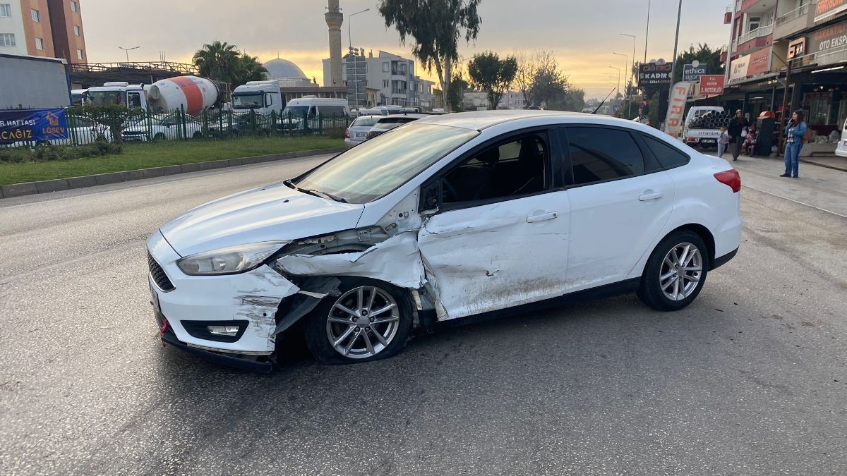 Antalya’da iki araç çarpıştı: Ehliyetsiz çıkan sürücüye 36 bin lira ceza