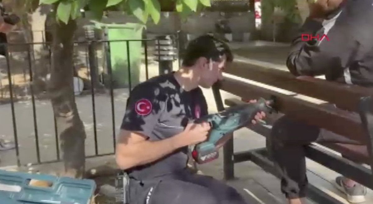 Antalya’da uyurken bacağını banka sıkıştırdı: Yardımına itfaiye yetişti