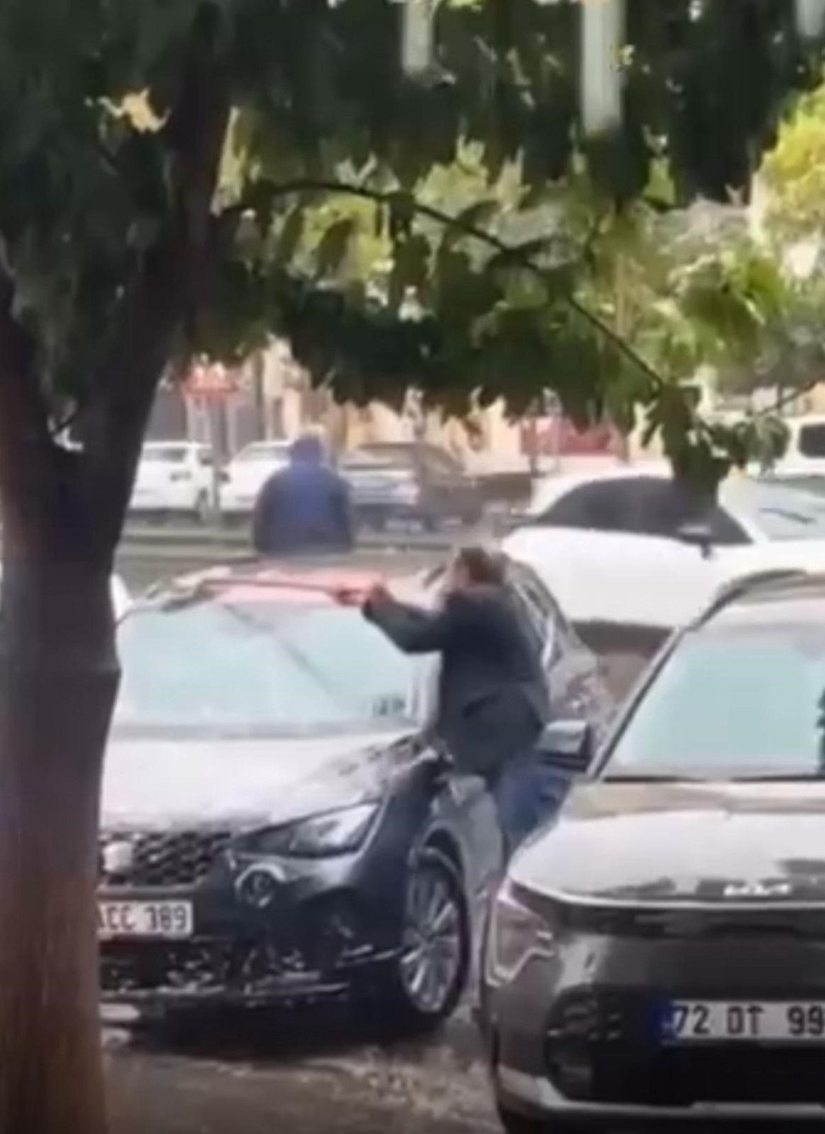 Batman’da sağanak yağmur altında arabasını yıkadı