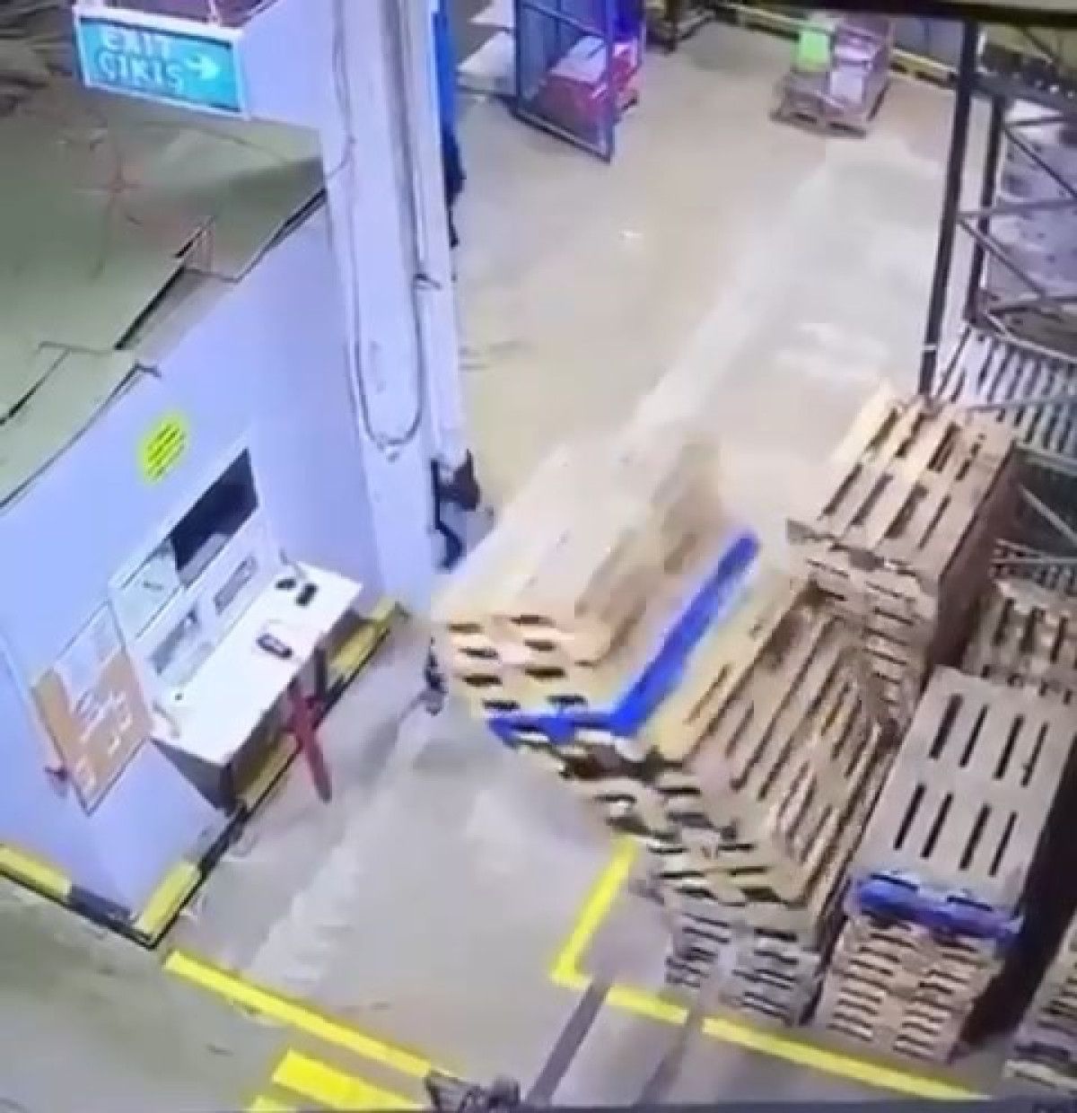 Bursa’da kadın çalışan paletlerin altında kalmaktan son anda kurtuldu