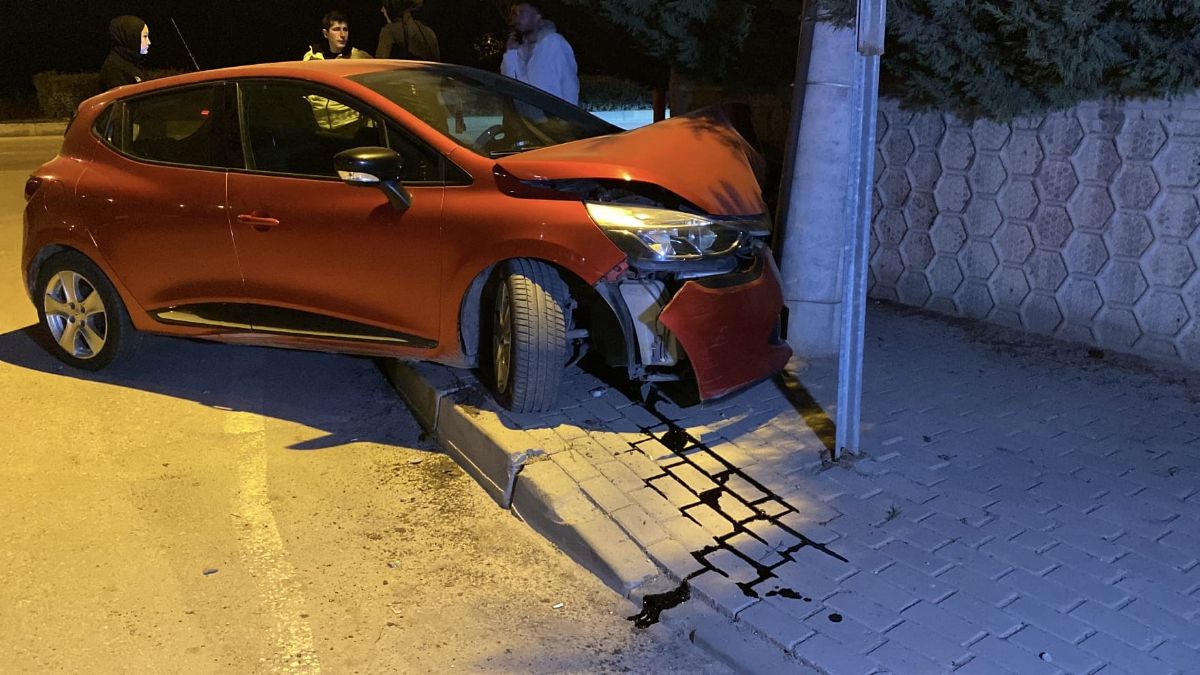 Bursa’da kontrolden çıkan otomobil, beton direğe çarptı
