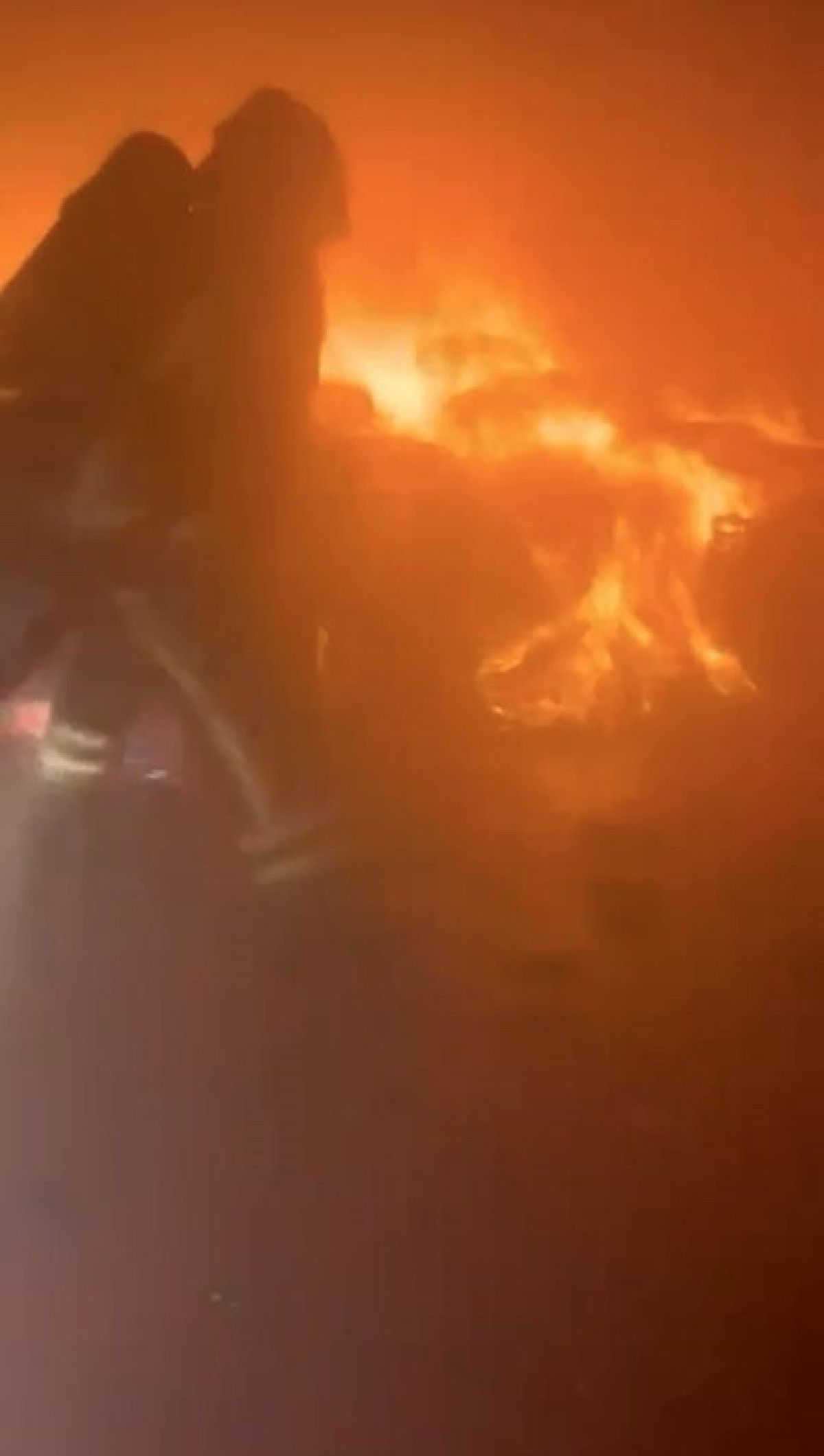 Bursa’da kuruyemiş fabrikasında korkutan yangın: 16 itfaiye aracı seferber oldu