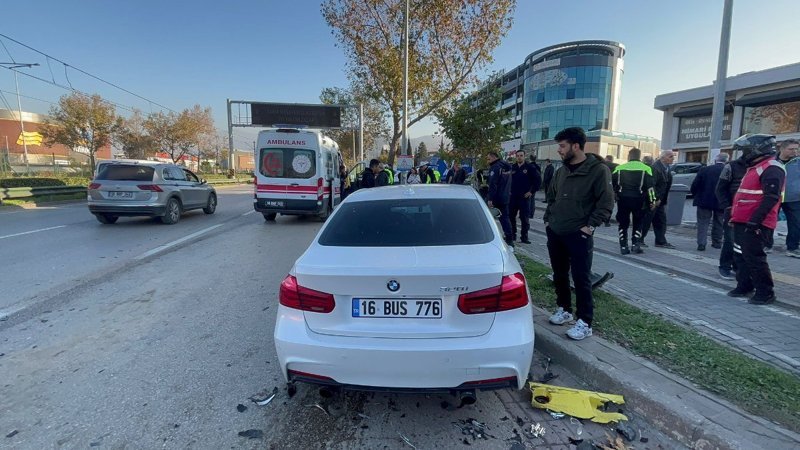 Bursa’da yarış halindeki otomobiller, belediye otobüsüyle çarpıştı