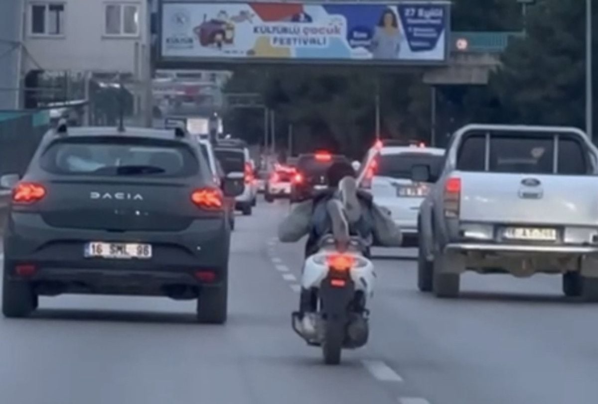 Bursa’da yatarak motosiklet süren maganda kamerada