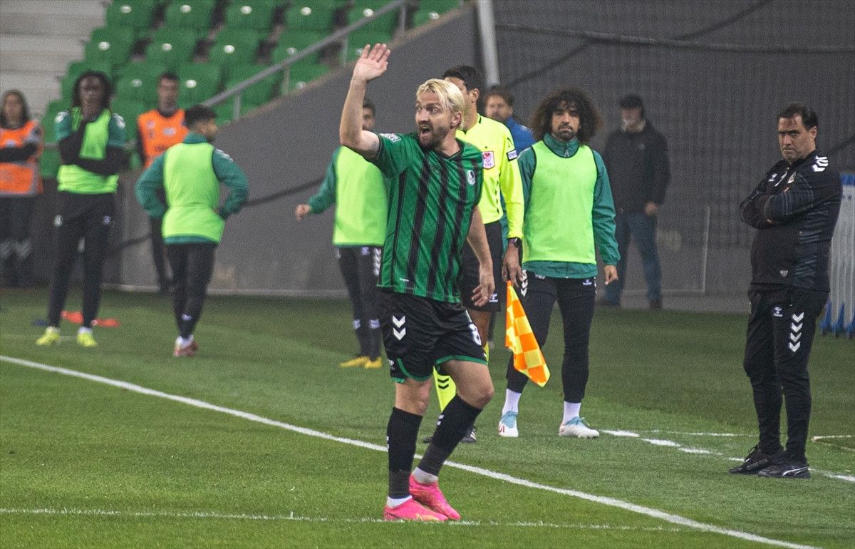 Caner Erkin, Sakaryaspor’daki 8. maçında 3. kırmızı kartını gördü