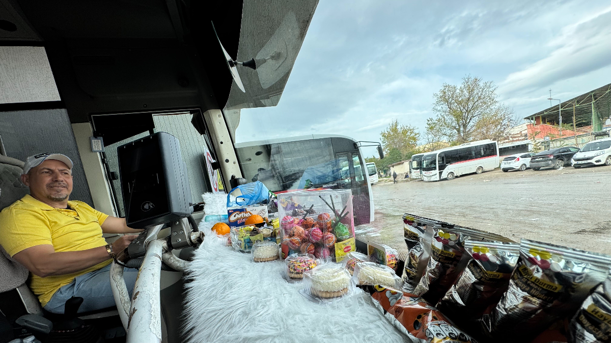 Edirne’de minibüsüne gelene ikramda bulunuyor
