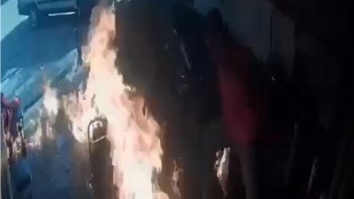 Elazığ’da alev alan motosiklete su yerine yanıcı madde ile müdahale ettiler