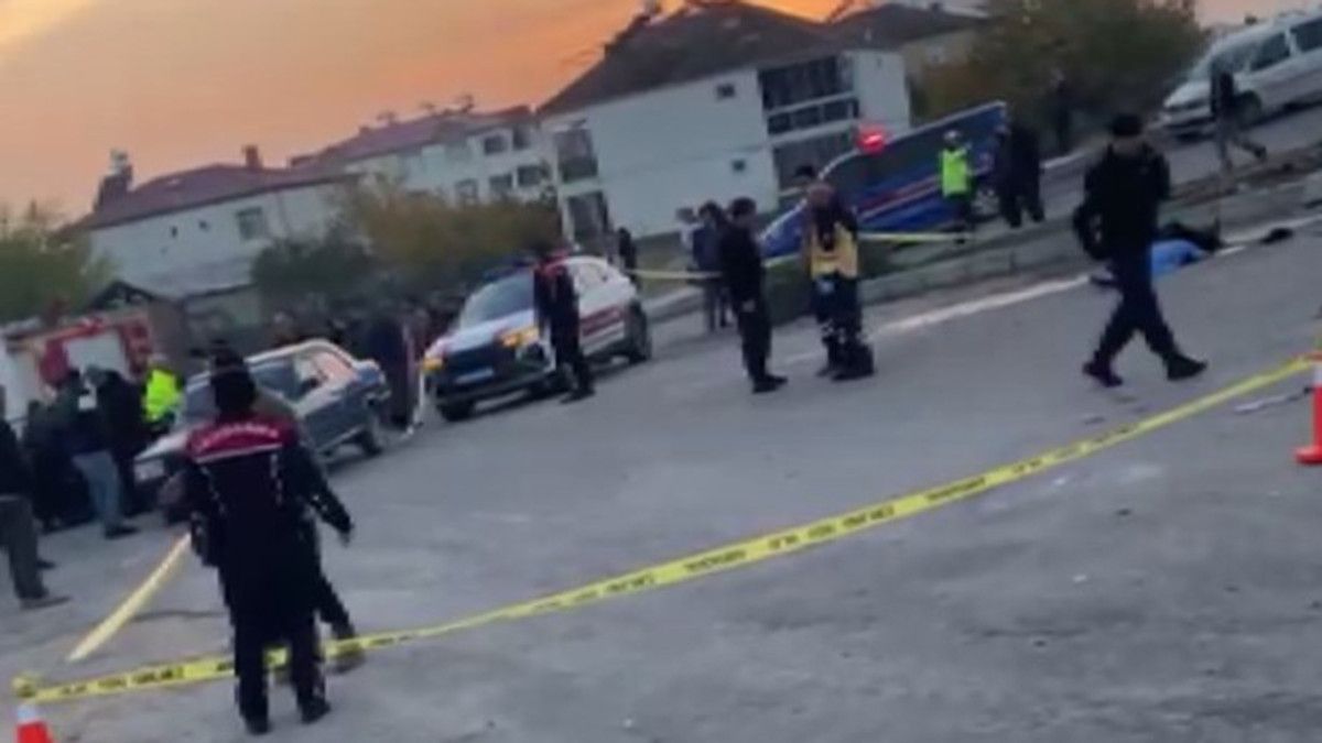 Elazığ’da traktörle çarpışarak otomobilin ezdiği yaya öldü