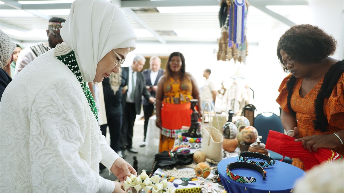 Emine Erdoğan, Güney Afrika’da Yunus Emre Enstitüsünü ziyaret etti